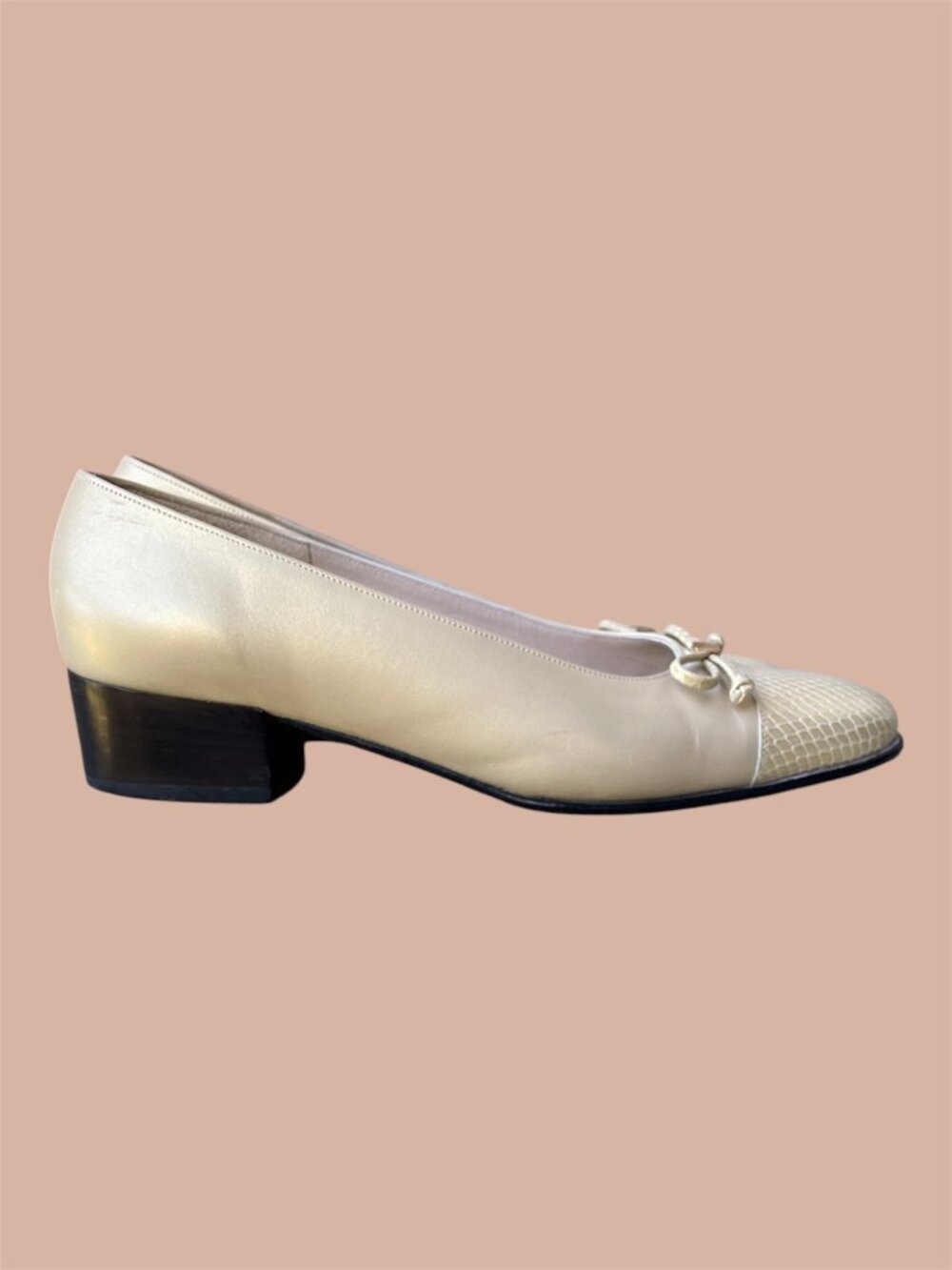 SALVATORE FERRAGAMO BOUTIQUE Ivory Gold Leather Textured Shoes Bow Size 6 Made - Picture 2 of 6